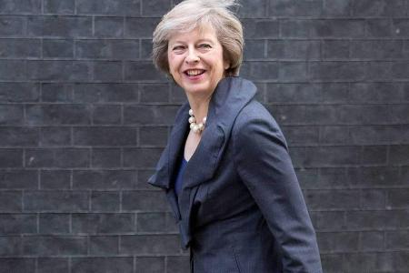 Selbst wenn das Outfit eher in gedeckten Farben gehalten ist: Theresa May entscheidet sich stets für auffällige Schuhe