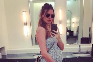 Behati Prinsloo: So süß verpackt sie ihren Baby-Bauch