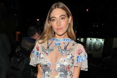 Wohltätigkeit in einem bunten Kleid: Jacqui Ainsley Wohltätigkeit in einem bunten Kleid: Jacqui Ainsley