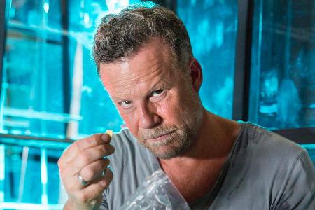 Jenke von Wilmsdorff schmeißt sich im Selbstversuch harte Drogen rein. Jenke von Wilmsdorff schmeißt sich im Selbstversuch harte Drogen rein.