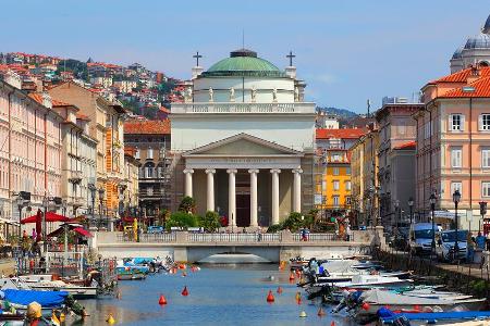 Schöne Kirche des Heiligen Antonio Thaumaturgo am Canale Grande in Triest Schöne Kirche des Heiligen Antonio Thaumaturgo am Canale Grande in Triest