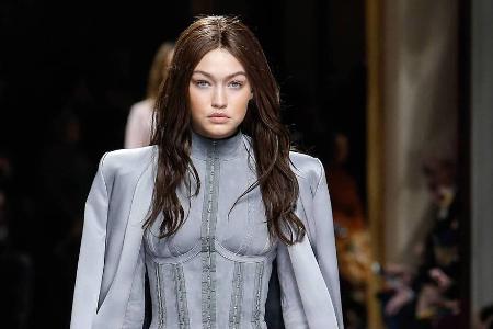 Model Gigi Hadid in Wildleder bei der Präsentation der Herbst-/Winter-Kollektion 2016/17 des Labels Balmain in Paris