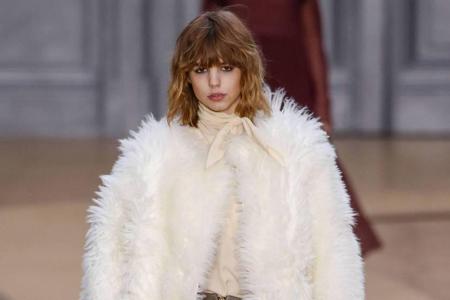 Chloé präsentierte für die Herbst-/Wintersaison diesen weißern, flauschigen Oversize-Plüschmantel