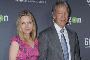 Seltener Auftritt: Michelle Pfeiffer strahlt "Pretty in Pink"