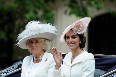 ...saßen seine Stiefmutter Camilla, Herzogin von Cornwall, sowie seine Schwägerin Herzogin Catherine. Anschließend ging es f...
