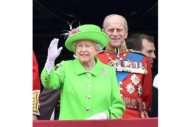 ...Großfamilie ab auf den großen Balkon des Buckingham Palace. Dort winkte die Queen zwar freundlich ihrem Volk zu, doch die...