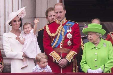 ...auf den eigentlichen Ehrengast der Veranstaltung. Entsprechend grimmig drein blickte Queen Elizabeth - angesichts der sch...