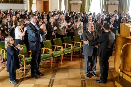 Feierstunde in der Universität: Dekan Prof. Krone (Michael Prelle, vorne links) gratuliert Prof. Boerne (Jan Josef Liefers, ...