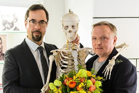 Feierstunde in der Rechtsmedizin der Uni Münster: Prof. Karl Friedrich Boerne (Jan Josef Liefers, l.) und Kommissar Frank Th...