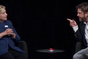 Hillary Clinton wird von "Hangover"-Star Zach Galifianakis gegrillt