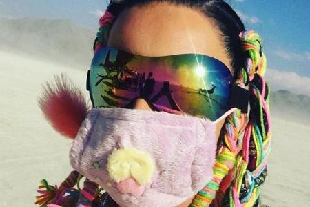 Inmitten von Hitze und Staub versprüht Katy Perry mit ihren Inmitten von Hitze und Staub versprüht Katy Perry mit ihren