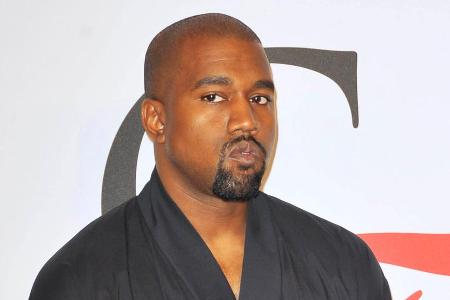 Bei einem Auftritt in New York City zeigte Kanye West Kritikern seinen Mittelfinger Bei einem Auftritt in New York City zeigte Kanye West Kritikern seinen Mittelfinger