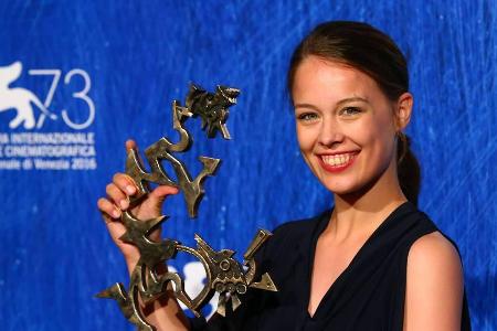 Paula Beer hält stolz ihre Trophäe in die Kameras Paula Beer hält stolz ihre Trophäe in die Kameras