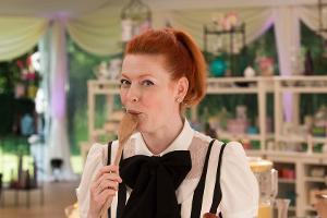 Enie van de Meiklokjes als Moderatorin von "Das große Backen"