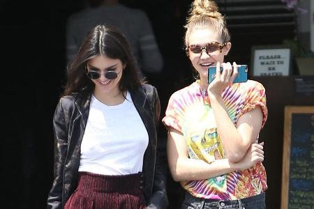 Kendall Jenner (l.) ist wohl öfter ohne, als mit BH zu sehen