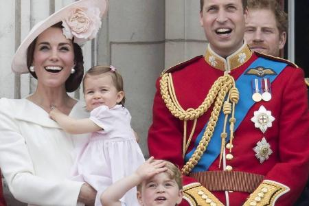 Die komplette Familie reist nach Kanada (v.l.n.r.): Herzogin Kate, Prinzessin Charlotte, Prinz George und Prinz William Die komplette Familie reist nach Kanada (v.l.n.r.): Herzogin Kate, Prinzessin Charlotte, Prinz George und Prinz William