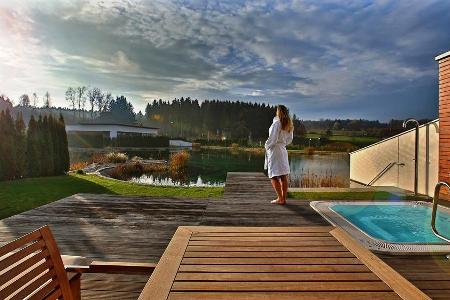 Zu den Annehmlichkeiten der Villas gehört u. a. eine private Sonnenterrasse mit Whirlpool