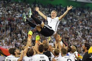 Bastian Schweinsteiger wird von seinen Mitspielern in die Luft geworfen