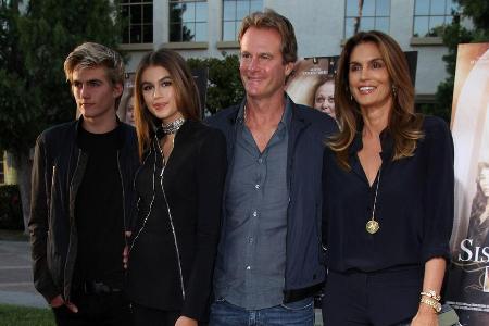 Bruder Presley (l.), Vater Rande Gerber und Mutter Cindy Crawford (r.) posieren mit Kaia Gerber bei der Premiere von Bruder Presley (l.), Vater Rande Gerber und Mutter Cindy Crawford (r.) posieren mit Kaia Gerber bei der Premiere von