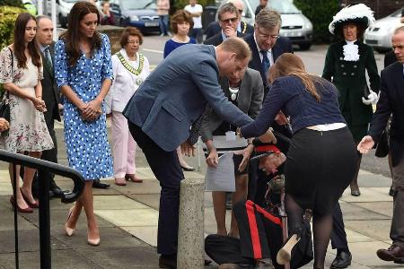 Ohne zu zögern eilte Prinz William am Freitag einem gestürzten Würdenträger zur Hilfe Ohne zu zögern eilte Prinz William am Freitag einem gestürzten Würdenträger zur Hilfe