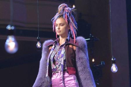 Marc Jacobs schickte das russische Model Irina Shayk mit pinkfarbenen Dreadlocks über den Catwalk Marc Jacobs schickte das russische Model Irina Shayk mit pinkfarbenen Dreadlocks über den Catwalk