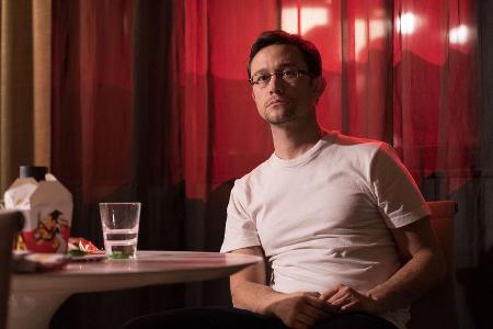 Edward Snowden (Joseph Gordon-Levitt) enthüllt im Hotel in Hongkong brisante Details über die Überwachungsmethoden der NSA Edward Snowden (Joseph Gordon-Levitt) enthüllt im Hotel in Hongkong brisante Details über die Überwachungsmethoden der NSA