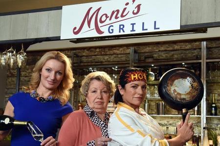 Die Schwestern Moni (Monika Gruber, l.) und Toni (Christine Neubauer, r.) gemeinsam mit ihrer Mutter Christa (Sarah Camp) Die Schwestern Moni (Monika Gruber, l.) und Toni (Christine Neubauer, r.) gemeinsam mit ihrer Mutter Christa (Sarah Camp)