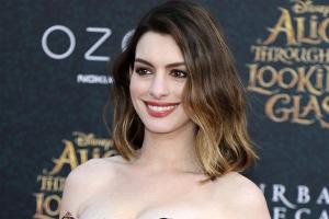 Anne Hathaway freut sich, wieder in ihre alten Jeans zu passen