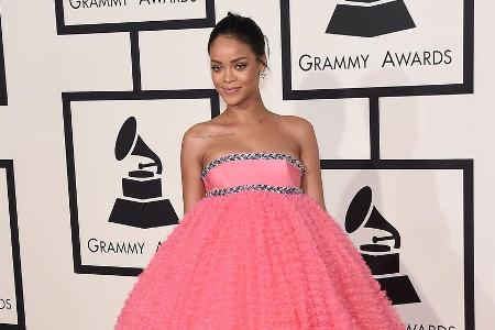 Dass Rihanna auf prachtvolle Kleider steht, hat sie schon oft auf den roten Teppichen dieser Welt bewiesen Dass Rihanna auf prachtvolle Kleider steht, hat sie schon oft auf den roten Teppichen dieser Welt bewiesen