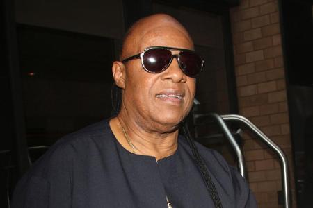 Stevie Wonder (65) überzeugt weniger mit Idealgewicht, dafür mehr mit seiner Stimme.