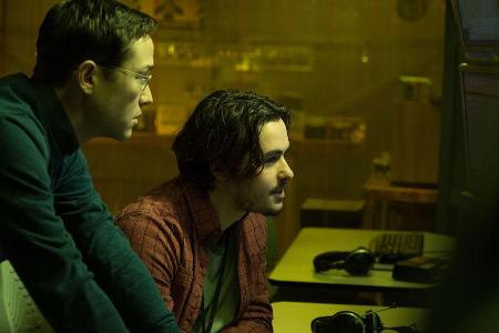 Edward Snowden (Joseph Gordon-Levitt) kann nicht glauben, was ihm ein Kollege (Ben Schnetzer) von der NSA zeigt
