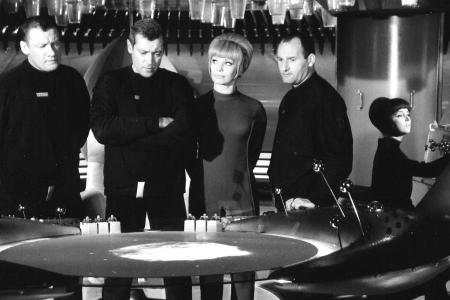 Stolz posiert die Crew der Orion auf der Brücke
