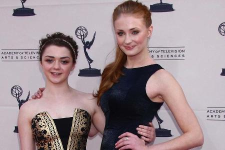 Maisie Williams (l.) und Sophie Turner sind auch privat eng befreundet Maisie Williams (l.) und Sophie Turner sind auch privat eng befreundet