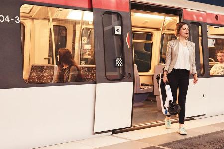 De Tretroller lässt sich zusammengeklappt leicht transportieren