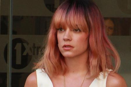 Sängerin Lily Allen ist beim Karneval in London zusammengebrochen Sängerin Lily Allen ist beim Karneval in London zusammengebrochen