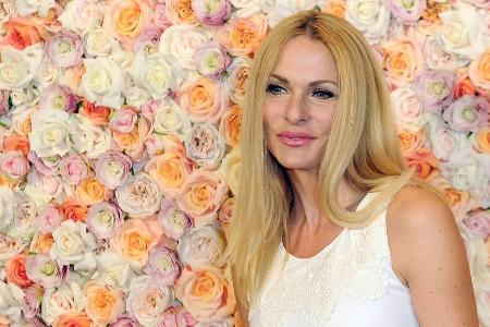 Sonya Kraus in einem Meer aus Rosen
