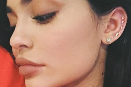 Kylie Jenner hat genug Ohrlöcher, um sich ihren Namen zu piercen