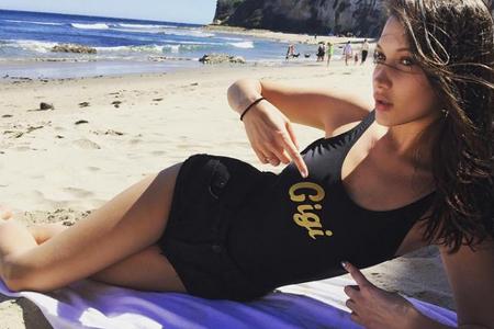 Bella Hadid unterstützt ihre Schwester Gigi mit Statement-Badeanzug