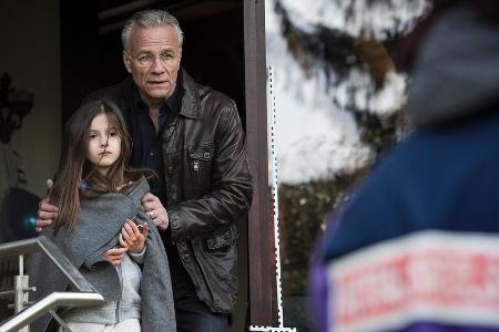 Max Ballauf alias Klaus J. Behrendt mit der traumatisierten Anna (Julie-Helena Sapina) Max Ballauf alias Klaus J. Behrendt mit der traumatisierten Anna (Julie-Helena Sapina)