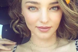 Miranda Kerr zeigt stolz ihren Verlobungsring