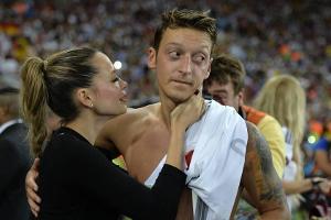 Wer könnte einem Weltmeister widerstehen? Am Finaltag der WM 2014 in Rio schien bei Mandy Grace Capristo und Mesut Özil noch...
