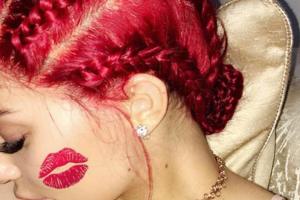 Kylie Jenner hat die Haare rot