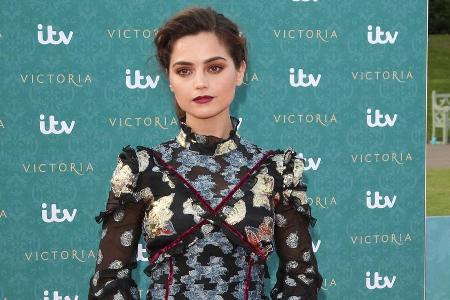 Rüschen, Samt, opulente Blumenmuster: Die Erdem-Kreation von Jenna Coleman vereint die größten Trends der bevorstehenden Her... Rüschen, Samt, opulente Blumenmuster: Die Erdem-Kreation von Jenna Coleman vereint die größten Trends der bevorstehenden Her...