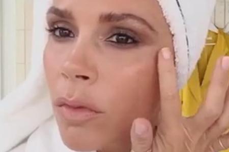 Schön privat: Victoria Beckham lädt ihre Fans zu einem Schnell-Schmink-Kurs ins Badezimmer ein Schön privat: Victoria Beckham lädt ihre Fans zu einem Schnell-Schmink-Kurs ins Badezimmer ein
