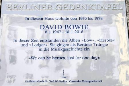Mit dieser Plakette wird künftig an David Bowies Jahre im West-Berliner Stadtteil Schöneberg erinnert Mit dieser Plakette wird künftig an David Bowies Jahre im West-Berliner Stadtteil Schöneberg erinnert