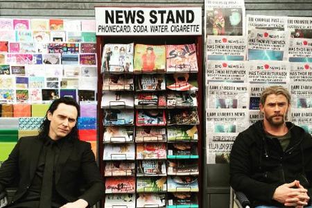 Tom Hiddleston (l.) und Chris Hemsworth während einer Drehpause Tom Hiddleston (l.) und Chris Hemsworth während einer Drehpause
