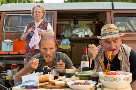 Oma Eberhofer (Enzi Fuchs), Franz' Vater (Eisi Gulp) und Moratschek (Sigi Zimmerschied) am Gardasee