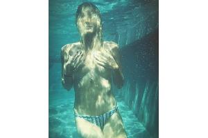 Heidi Klum: Oben ohne im kühlen Nass