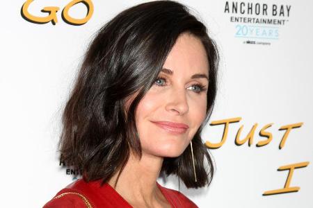 Courteney Cox hat sich früher unters Messer gelegt. Courteney Cox hat sich früher unters Messer gelegt.