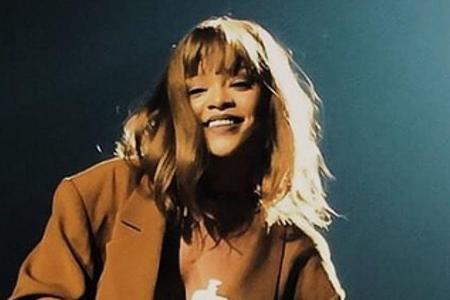 Die neue Haarfarbe passt sogar perfekt zum Bühnen-Outfit